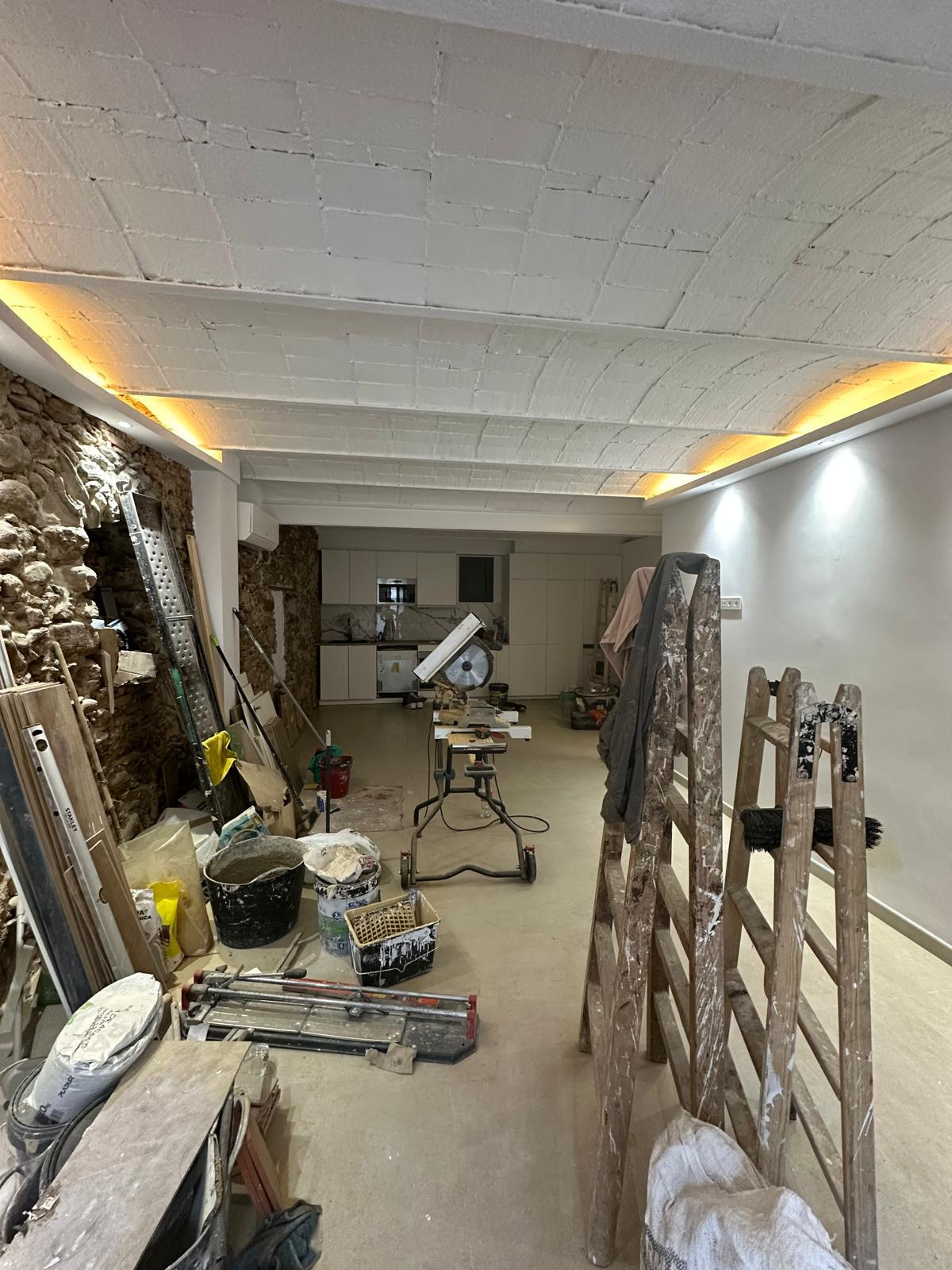 Cocina y sala antes, en obra